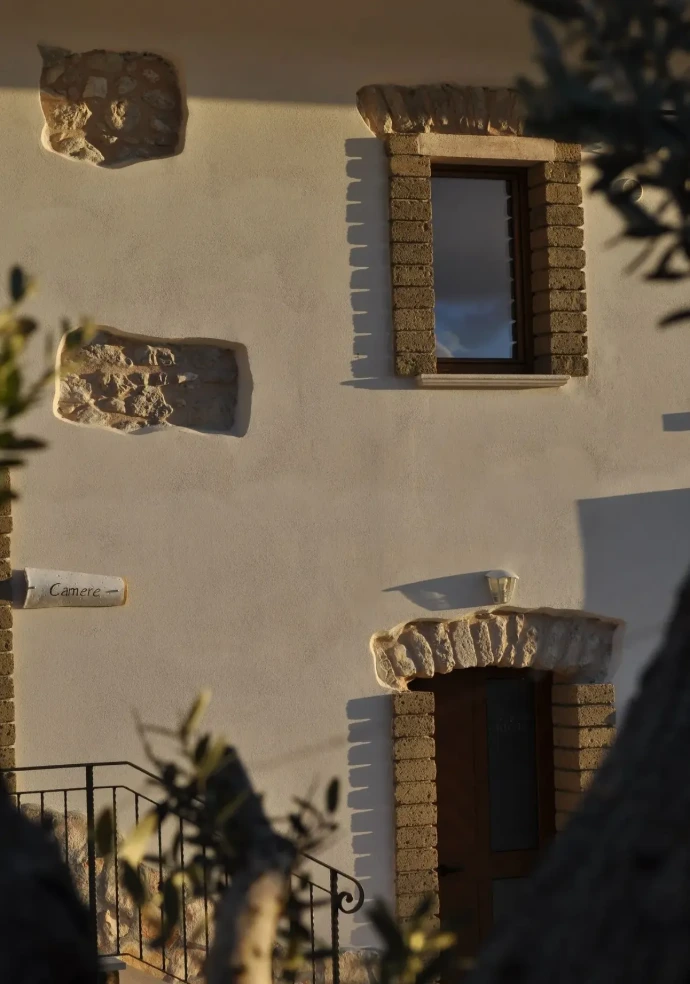 Scopri il fascino autentico della campagna soggiornando in un accogliente agriturismo immerso nel verde, nel cuore di Gioia Sannitica. Un luogo perfetto per rilassarsi, staccare dalla routine e vivere un’esperienza tra natura, comfort e tradizione vinicola.